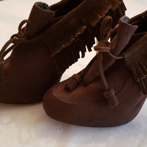 Shoes - Picture 6 of 8